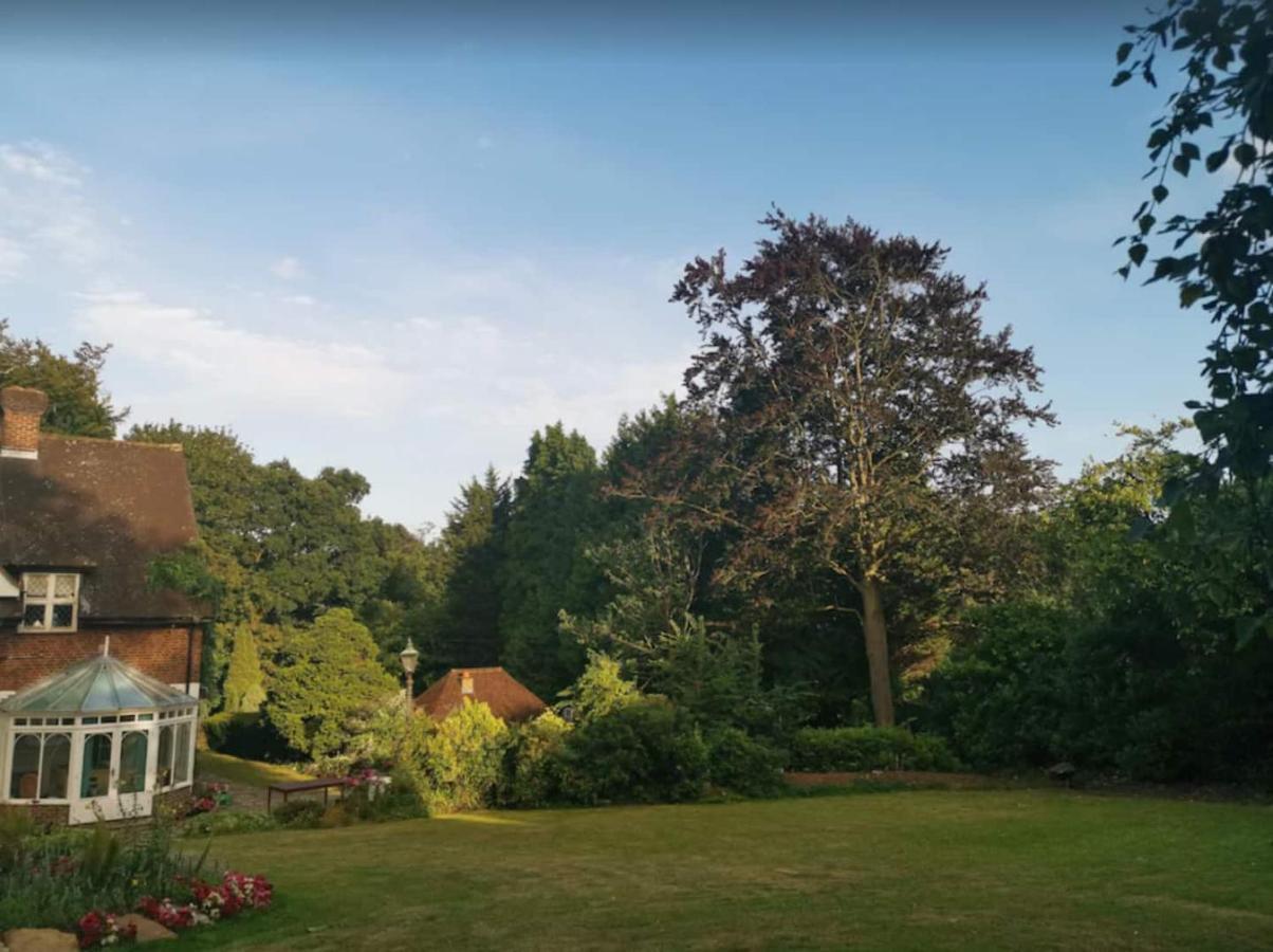 Peaceful Retreat Hideaway Surrey Apartment Esher Exterior photo